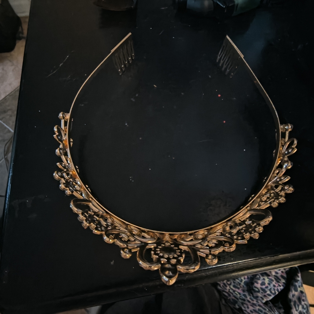 3/20$*Elegant Gold Tiara - Picture 2 of 8